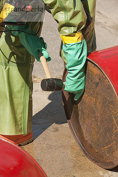 HazMat-Feuerwehrmann beim Verschließen eines Fasses