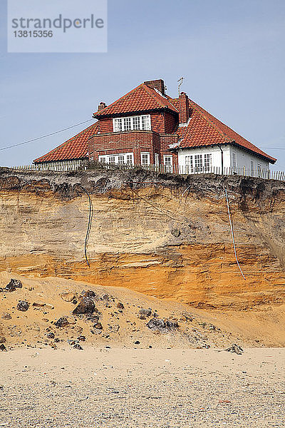 Haus auf einer Klippe  das später wegen der Küstenerosion abgerissen wurde  Easton Bavents  Suffolk  England