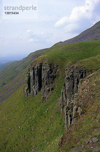 High Cup Nick ist ein klassisches Beispiel für ein U-förmiges Gletschertal  in der Nähe von Dufton  Cumbria  England