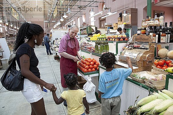 Afroamerikanische Mutter mit Kindern kauft Obst und Gemüse 2010
