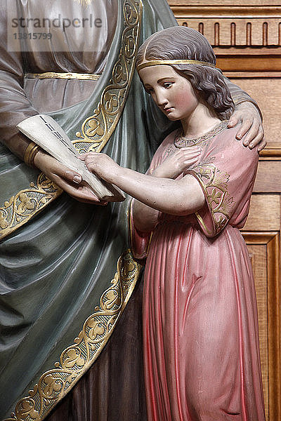 Paris  Frankreich Saint-Francois-Xavier-Kirche  19. Jahrhundert  Gipsstatue mit der Darstellung der Erziehung Marias durch ihre Mutter  geschaffen von Peaucelle Coquet '