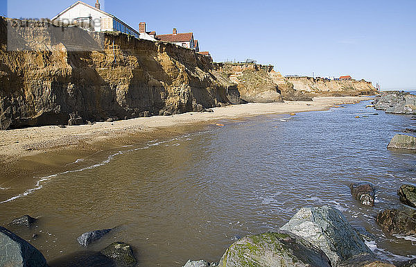 Von der Küstenerosion bedrohte Gebäude auf den Klippen  Happisburgh  Norfolk  England