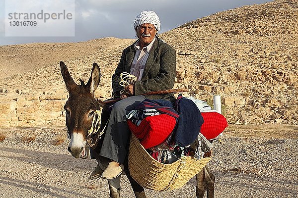 Mann reitet auf einem Maultier  Toujane  Tunesien.
