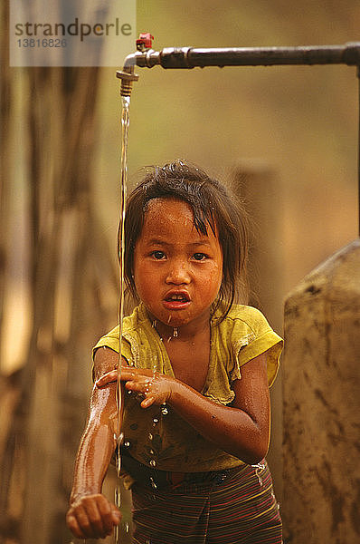 Dorfkind beim Baden in der Provinz Sainyabuli  Nordwest-Laos