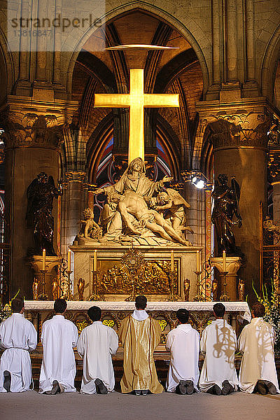 Eucharistische Anbetung in der Kathedrale Notre Dame von Paris