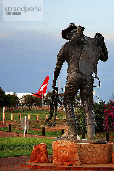 Die Australian Stockman's Hall of Fame mit der Statue eines Viehzüchters  der einen Sattel trägt  im Vordergrund Longreach  Queensland  Australien