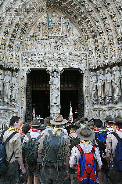 Traditionalistische katholische Pfadfinder versammeln sich am Pfingstsonntag in der Pariser Kathedrale Notre Dame
