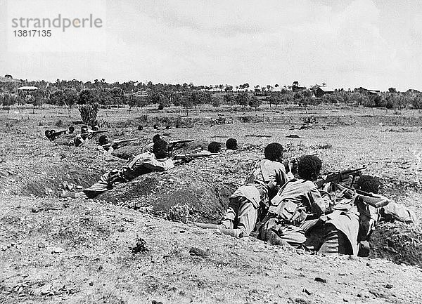 Äthiopien: 10. August 1935 Abessinische reguläre Truppen in Schützengräben feuern auf die Italiener an der Südfront.