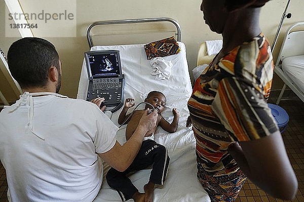 Krankenhaus Brazzaville  NGO la Chaine de l´Espoir  Herz-Echographie .