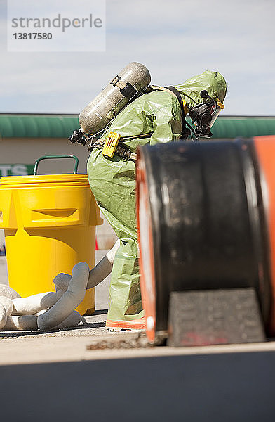 HazMat-Feuerwehrmann  der eine chemische HazMat-Sperre anbringt