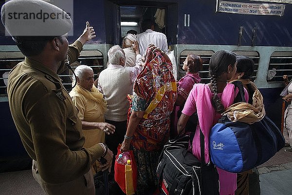 Fahrgäste beim Einsteigen in einen Zug während der Kumbh Mela in Hardwar  Haridwar  Indien.