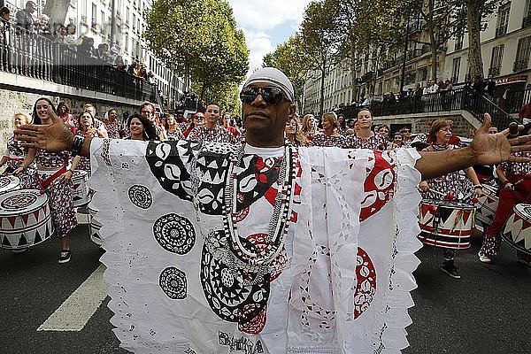 Brasilianische Prozession in Paris.