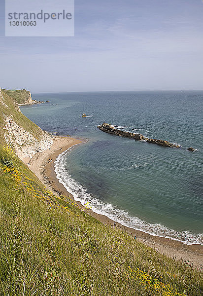 Eine Reihe von Kalksteinstümpfen durchquert die Man o´ War-Bucht an der Jurassic-Küste in der Nähe von Lulworth Cove  Dorset  England