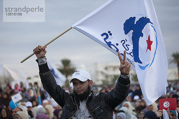 Aktivist mit einer Fahne der islamistischen Partei Ennahda während einer Kundgebung vor den Wahlen zur Verfassungsgebenden Versammlung  23. Oktober 2011.