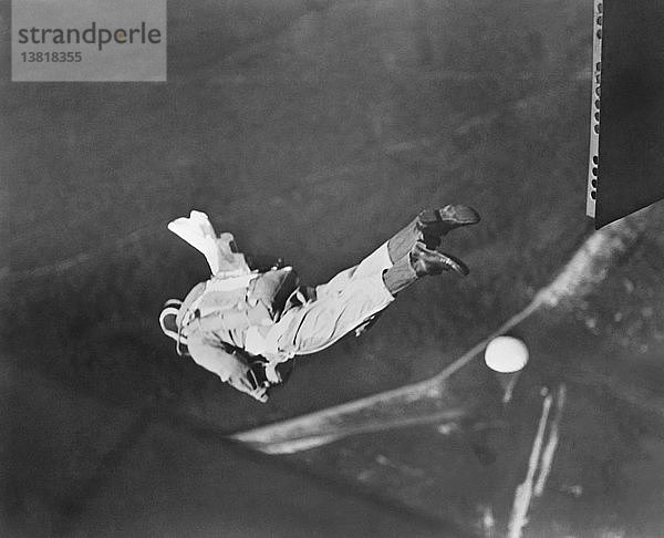 Lakehurst  New Jersey: 17. September 1942 Ein Fallschirmschüler auf der Lakehurst Naval Air Station legt seine Abschlussprüfung ab  indem er mit einem selbst gepackten Fallschirm springt. Sein Pilotenfallschirm beginnt sich gerade zu öffnen  und es stehen glückliche Landungen bevor.