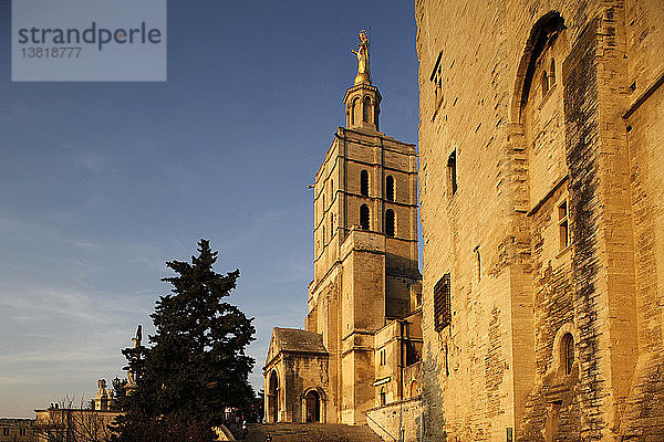 Avignon  Kathedrale und Palais des Papes