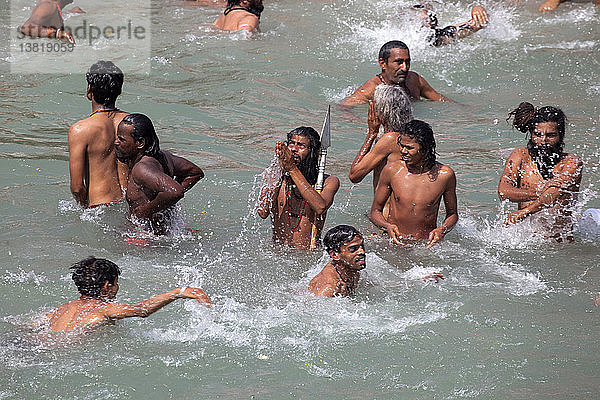Naga-Sadhus beim Baden im Fluss Ganges anlässlich des Somvati Amavasya  einem mondlosen Tag im traditionellen Hindu-Kalender. Während des Maha Kumbh Mela-Festes gilt das ´Shahi Snan´ (königliches Bad) als besonders verheißungsvoller Badetag. '