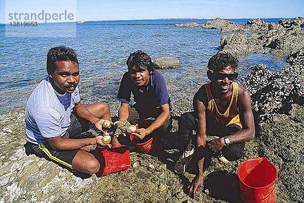 Aborigine-Gruppe beim Sammeln von Trochus-Muscheln  One Arm Point  in der Nähe von Cape Leveque  Dampier Peninsula  Westaustralien
