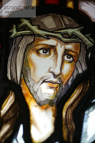 Porträt von Jesus. Buntes Glasfenster. Kirche St. Blasius