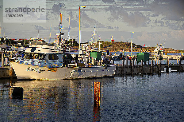 Port Denison  Heimat einer der größten Hummerfangflotten des Staates. Außerdem gibt es hier wunderschöne Strände  die Touristen zum Segeln  Surfen  Fischen  Windsurfen und Baden anlocken  Region Mid West  Western Australia