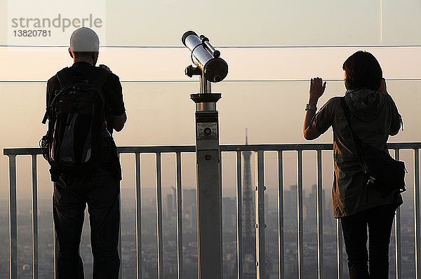 Touristen auf der Spitze des Montparnasse-Turms  Paris  Frankreich.