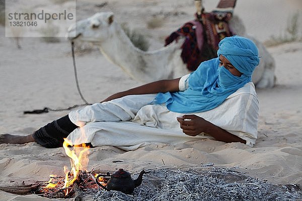 Kameltreiber beim Ausruhen in der Wüste Sahara  Douz  Tunesien.