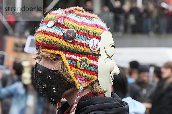 Demonstrant mit Guy-Fawkes-Maske  dem Markenzeichen der Anonymous-Bewegung  das auf einer Figur aus dem Film V wie Vendetta basiert  Frankreich