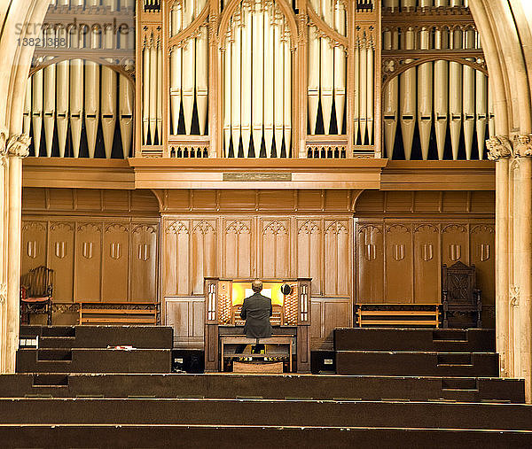 Mann spielt Orgel  St Andrews Hall  Norwich  Norfolk  England