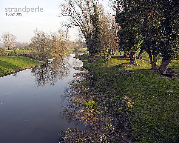 Gerader Kanal des Flusses Stour bei Nayland  Essex  England