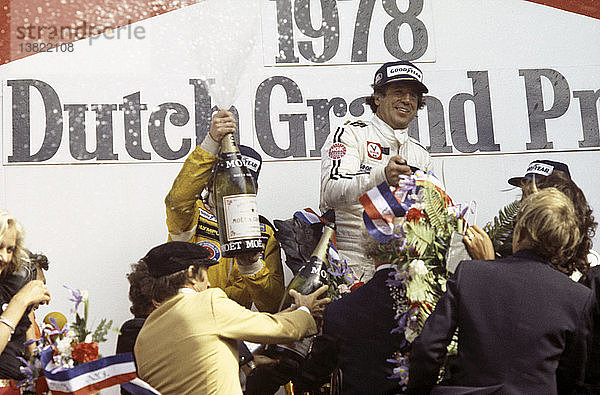 Lotus-Pilot Mario Andretti feiert seinen Sieg in einem Lotus-Cosworth  Teamkollege Ronnie Peterson wird Zweiter  Niki Lauda wird Dritter im Brabham-Alfa Romeo  Zandvoort 1978.