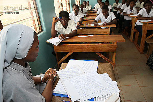Katholische Nonne unterrichtet in einer Sekundarschule