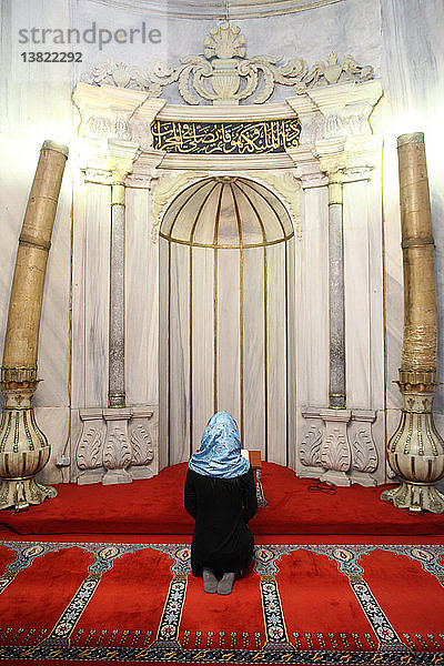 Frau liest den Koran in der Nusretiye-Moschee