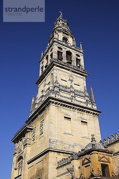 Glockenturm um das Minarett Abd er-Rahman III. der Moschee-Kathedrale von Córdoba  auch Mezquita genannt.