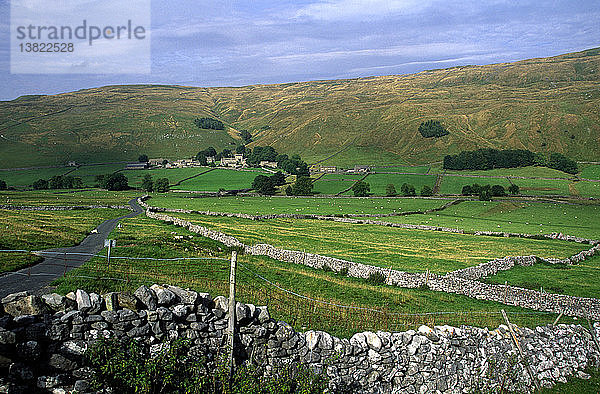 Kalksteinlandschaft und landwirtschaftlicher Weiler Halton Gill Yorkshire Dales National Park England