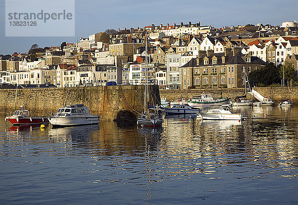 Boote im Hafen und in der Stadt St. Peter Port  Guernsey  Kanalinseln  UK