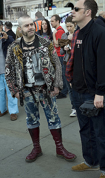 Mann als Punkrocker gekleidet  London  England