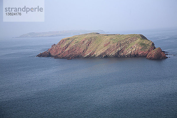 Die Insel Gateholm mit der entfernten Insel Skokholm  Nationalpark Pembrokeshire  Wales