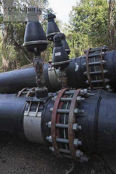 Abwasserleitung und Pumpe in einer Kläranlage