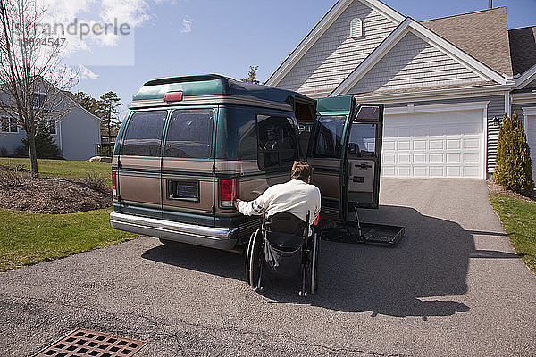 Mann mit Rückenmarksverletzung öffnet sein zugängliches Fahrzeug mit einer magnetischen Fernbedienung
