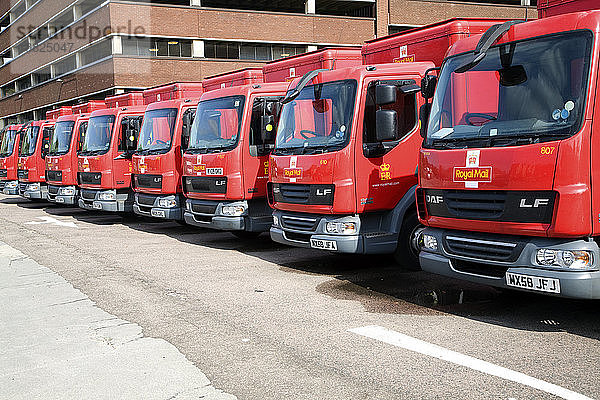 Lastwagen der Royal Mail in einer Reihe