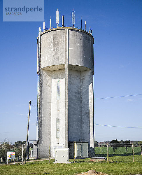 Wasserturm zur Speicherung von Wasser  das aus dem Grundwasserleiter aus Kreide gepumpt wird  Hollesley  Suffolk  England