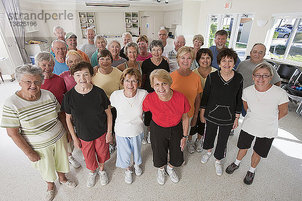Gruppe älterer Menschen  die nach einem Sportkurs zusammenstehen
