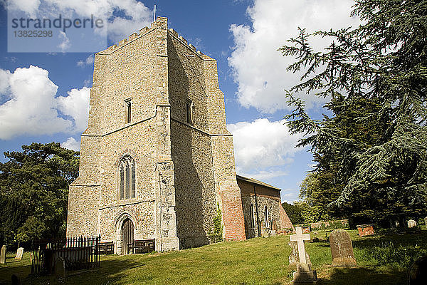 Kirche St. Mary mit dem großen Turm aus dem Mittelalter  als die Kirche viel größer war  Bawdsey  Suffolk  England