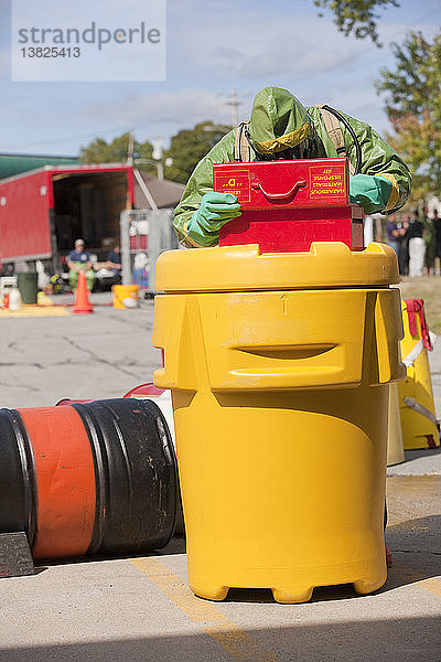 HazMat-Feuerwehrmann beim Öffnen eines Flickensatzes in einem Bergungsfass