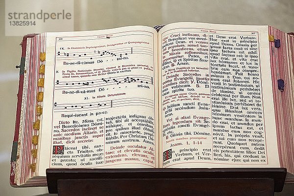 Messbuch in der Kathedrale von Jerez.