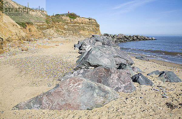 Felsenpanzer zum Schutz der weichen  bröckelnden Klippen  Happisburgh  Norfolk  England