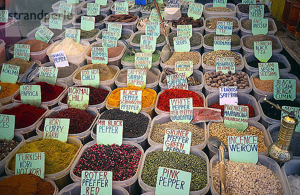 Große Auswahl an Gewürzen auf dem Markt in Fethiye  Türkei