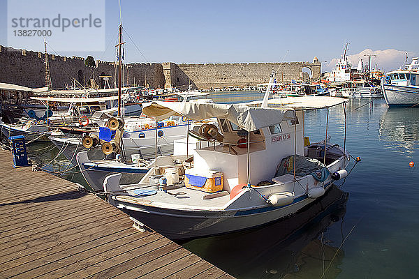 Boote im Handelshafen von Rhodos Stadt  Rhodos  Griechenland