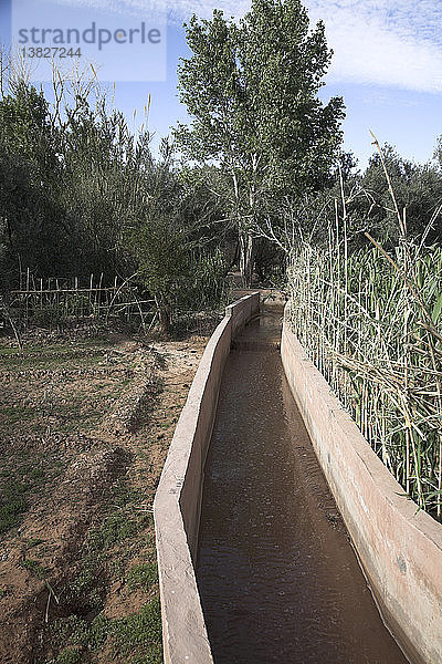 Bewässerungskanal in einer Berber-Oasenstadt an den südöstlichen Ausläufern des Atlasgebirges am Rande der Wüste Sahara  Tinerhir  Marokko  Nordafrika
