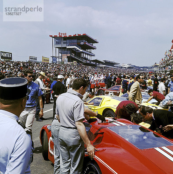 Die Boxen vor dem Start in Le Mans mit Ford Mark IV-Fahrzeugen  im Vordergrund das Siegerfahrzeug von AJ Foyt-Dan Gurney  Frankreich  11. Juni 1967.